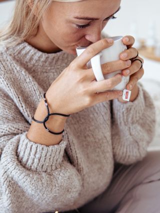 Období svetrů a horkých čajů je tu? 🫖 A sním i důkaz, že naše náramky nejsou hitem pouze letních dnů.