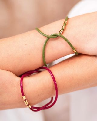 ✨Vánoční pecka je tady!✨ Na tuhle novinku jste se ptaly celý rok - nové barvy našich ikonických šperků - VÍNOVÁ A ZELENÁ...