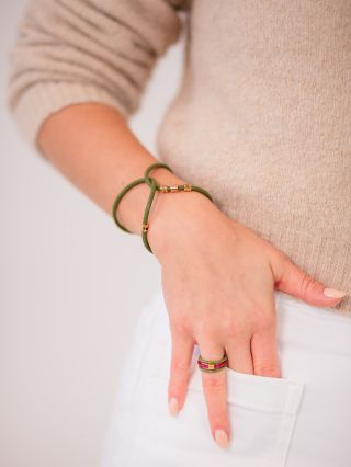 ✨ Zelená — barva klidu, přírody a znovuzrození. Je v ní svěžest lesa po dešti i naděje nového začátku. 💚 Na Vánoce má ale...