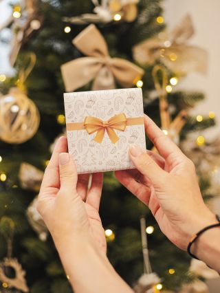 Představuju ti naše nejkouzelnější vánoční balení 🎄🎁 Každý šperk si u nás můžeš nechat krásně dárkově zabalit. V balení...