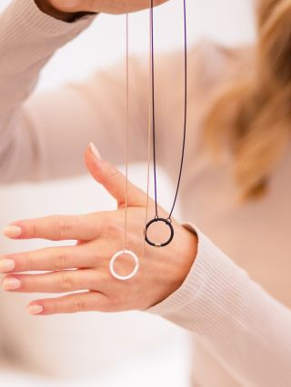 Nové barvy, nové velikosti a nekonečně variant - to přesně vystihuje naše náhrdelníky KARMA. Přidali jsme ti nové barvy...